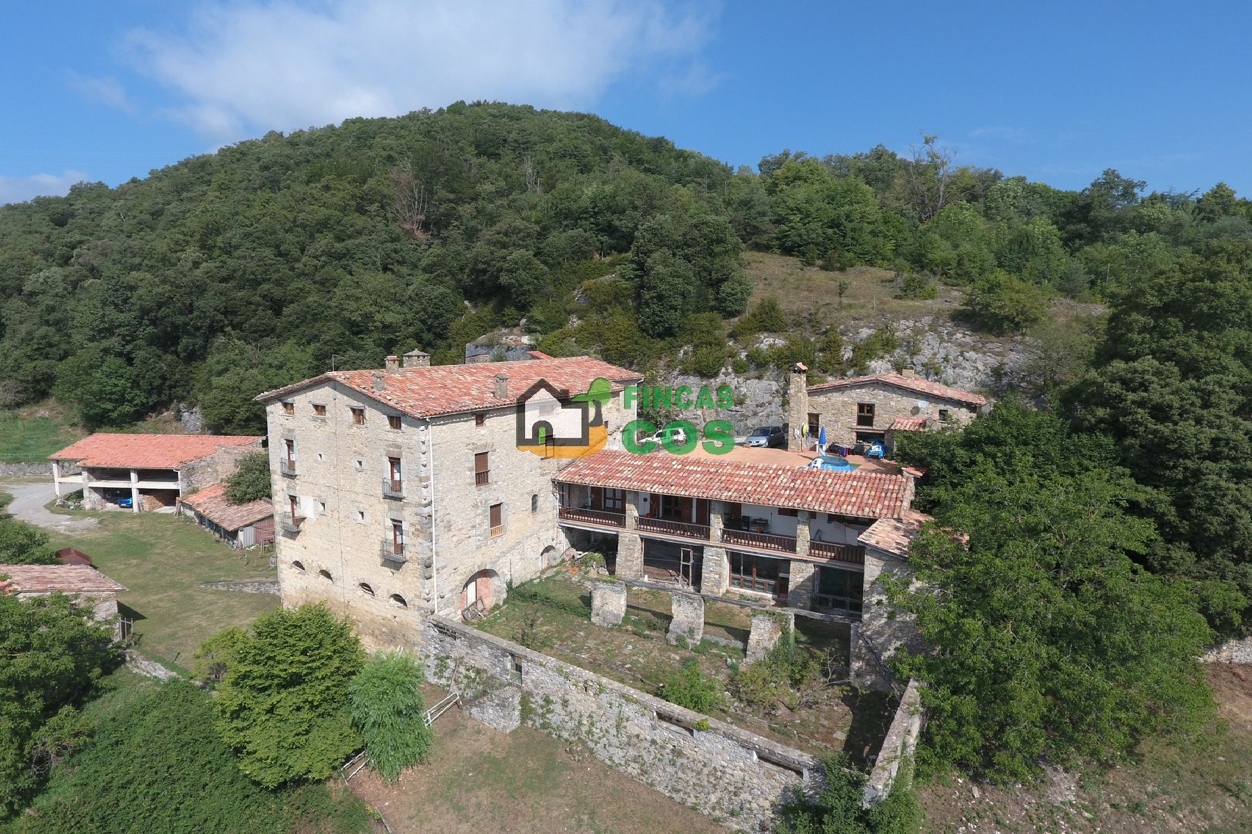 Amplia casa del s. XII en venta en Girona