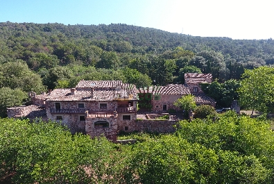SPECTACULAR FARMHOUSE for sale near Barcelona, near the town, with a lot of land and in a beautiful, quiet place with panoramic views.