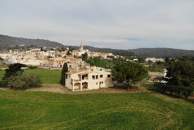 COUNTRY HOUSE for sale with 1,600 m2 of fenced land on the outskirts of the town with all services, well connected and close to Vendrell and the sea.