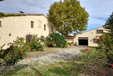 Country house for sale with 23,000 m2 of irrigated orchards, near Viladecans, paved access, lots of water, electricity and web power.