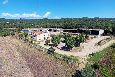 Country house and farm buildings for sale with 21 hectares of land with an excellent location and panoramic views, paved access. 