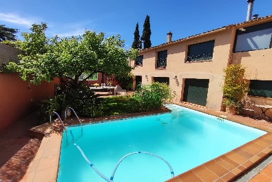 Casa de pueblo en venta a 4 vientos con un precioso jardín con piscina y barbacoa en el centro de un pueblo de la comarca del Vallés Occidental.