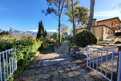 Country house for sale with a lot of fenced land, immediately habitable, swimming pool, barbecue, garage, etc... With beautiful views of Montserrat.